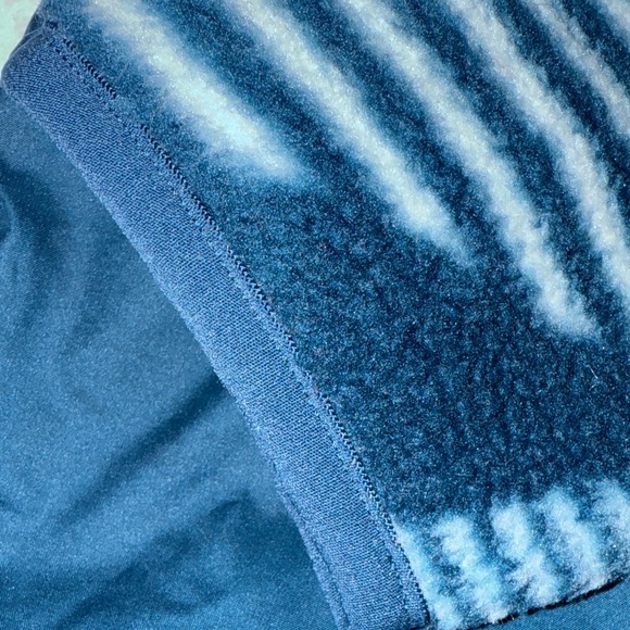 The North Face Geometric Blue Turtleneck Sweater - Picture 9 of 9